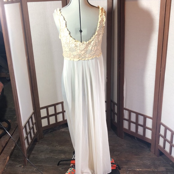 Vintage Vanity Fair nude/ivory maxi night gown/nude lace bodice/full skirt 38 - Picture 7 of 13